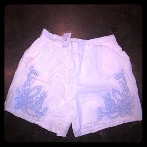 NWT Gap white shorts with blue floral design - 10